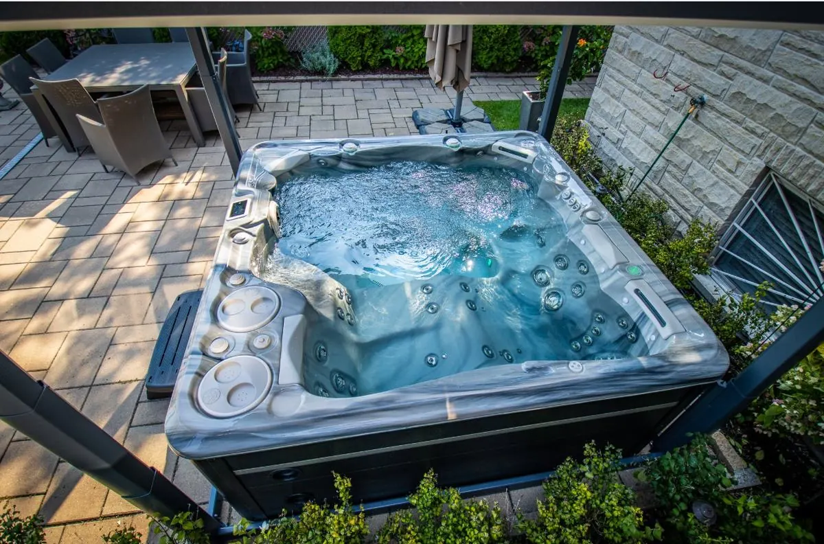 Jacuzzi Hydropool na patio w ogrodzie