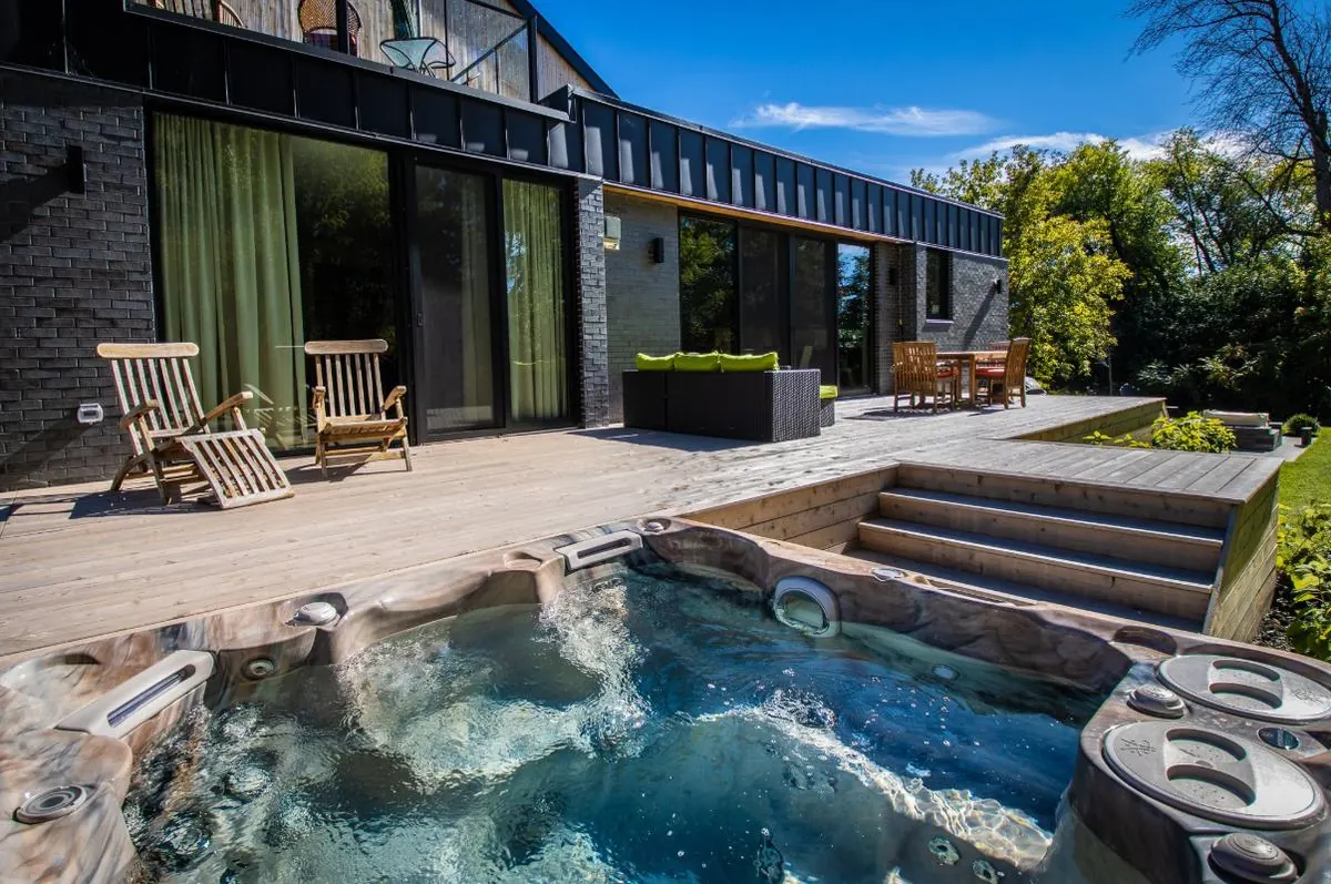 Jacuzzi Hydropool na drewnianym tarasie przy domu