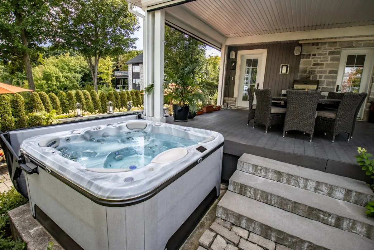 Jacuzzi Hydropool pod zadaszonym tarasem